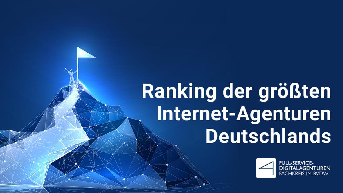 Digitale Illustration eines Drahtgitter-Berges mit einer Fahne an der Spitze, symbolisiert Erfolg, mit Text zu Internet-Agentur-Ranking.